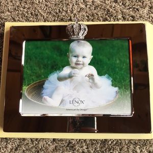 NWT Lenox Crown frame. Holds a 5x7
